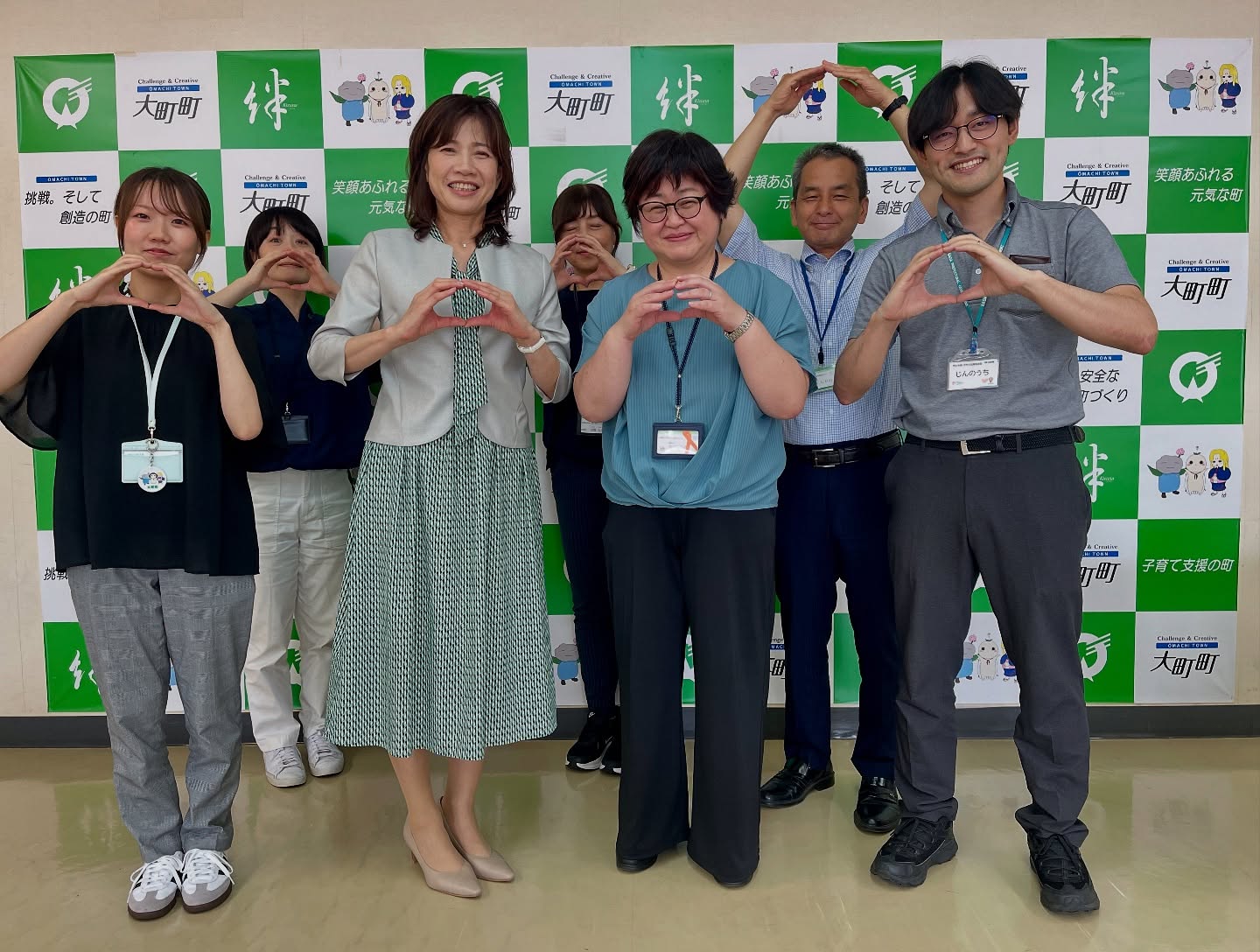 5人、テキストの画像のようです